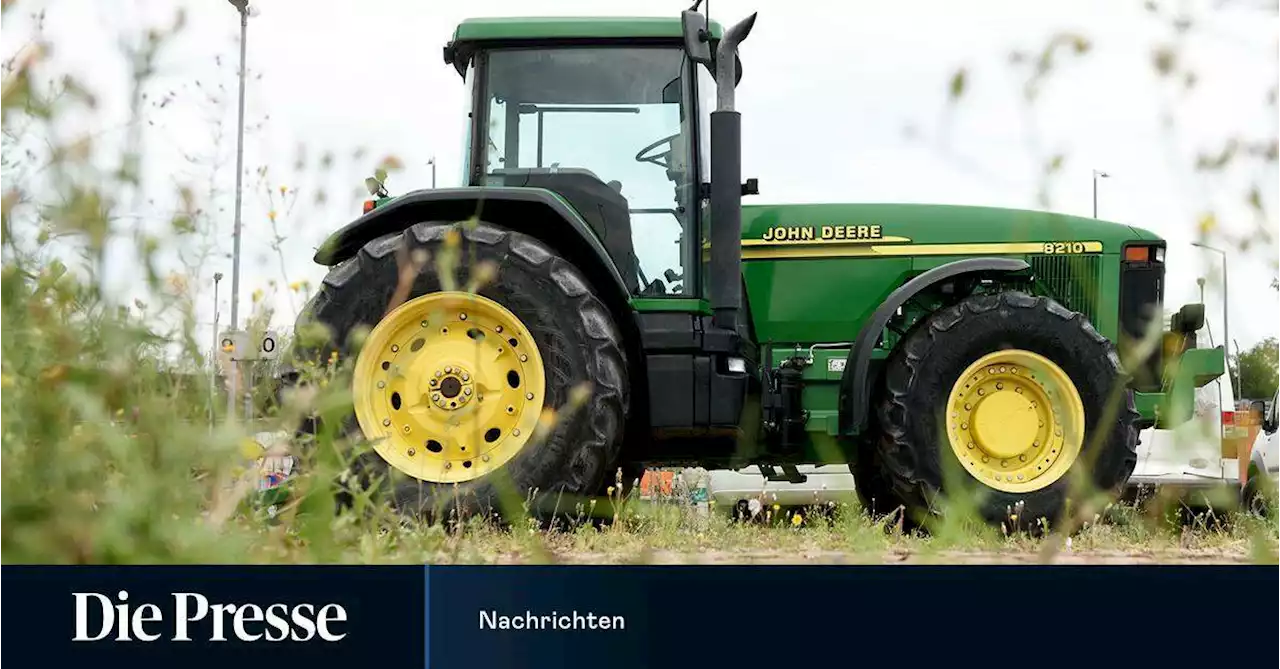 Zwei Kinder aus Traktor geschleudert, Vater sprang noch ab