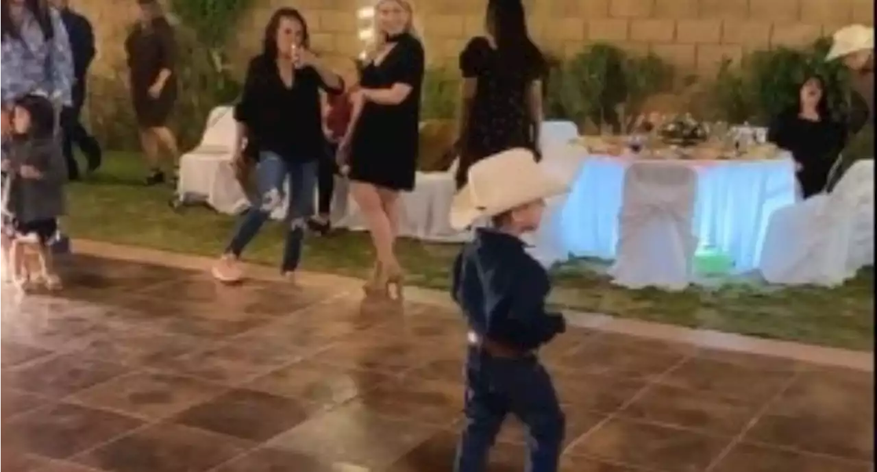 Mini Pasión de Gavilanes: niño se convierte en la atracción de una fiesta por su destreza para bailar