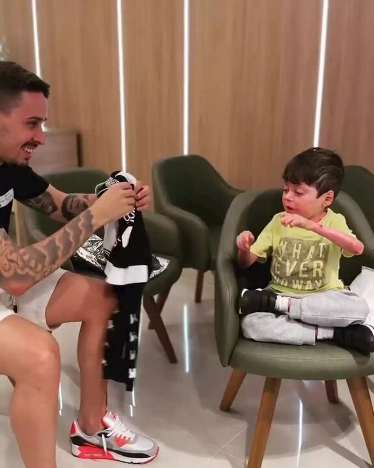 Menino que despertou do coma após 16 dias ganha camisa do Vasco de filho de Roberto Dinamite