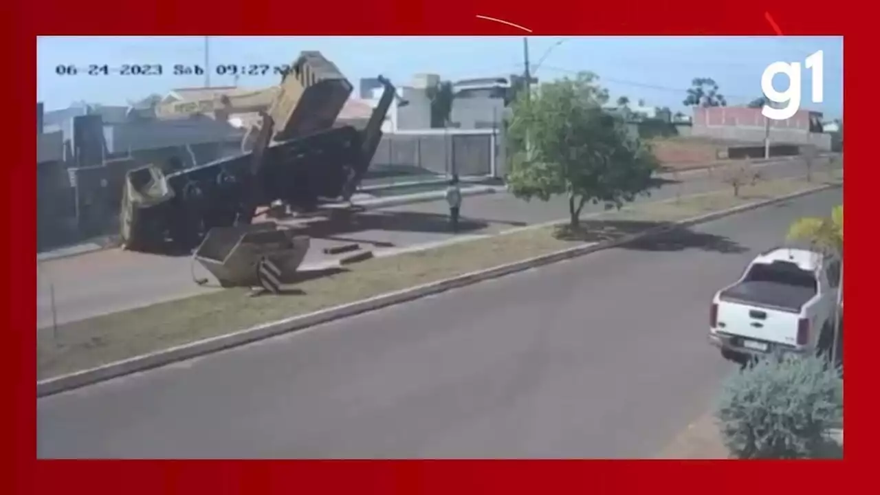 VÍDEO: guindaste tomba e destrói telhado de casa em Rondonópolis (MT)