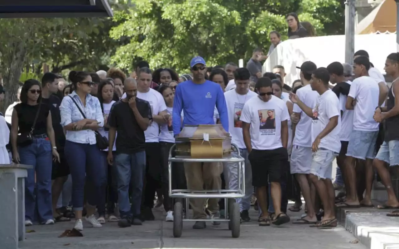 Pai de jovem morto ao cair do BRT desabafa: 'Se a porta estivesse fechada, ele ainda estaria comigo' | Rio de Janeiro | O Dia