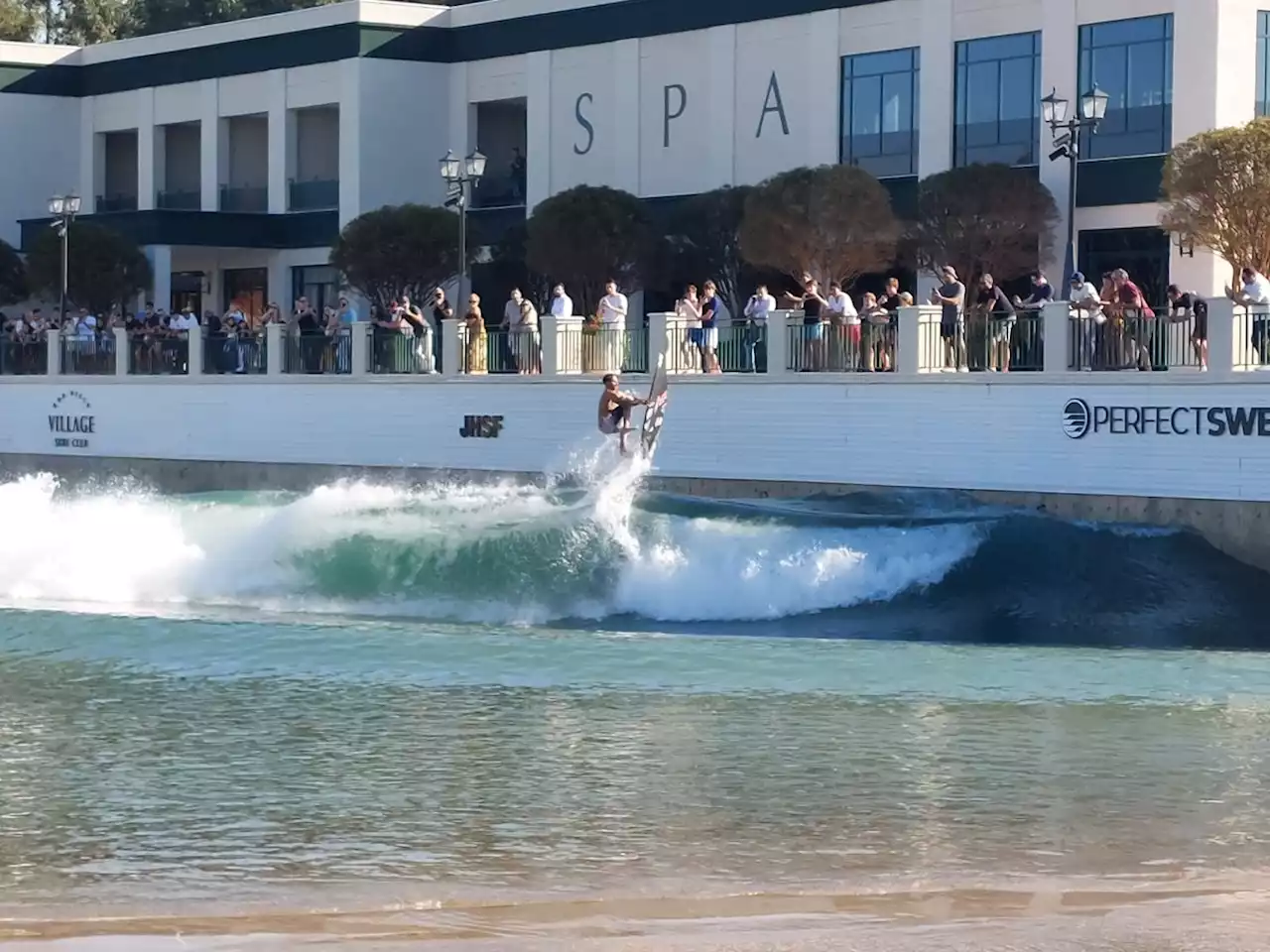 Sem ondas em Saquarema, Italo Ferreira e outros surfistas treinam em piscina de ondas em SP