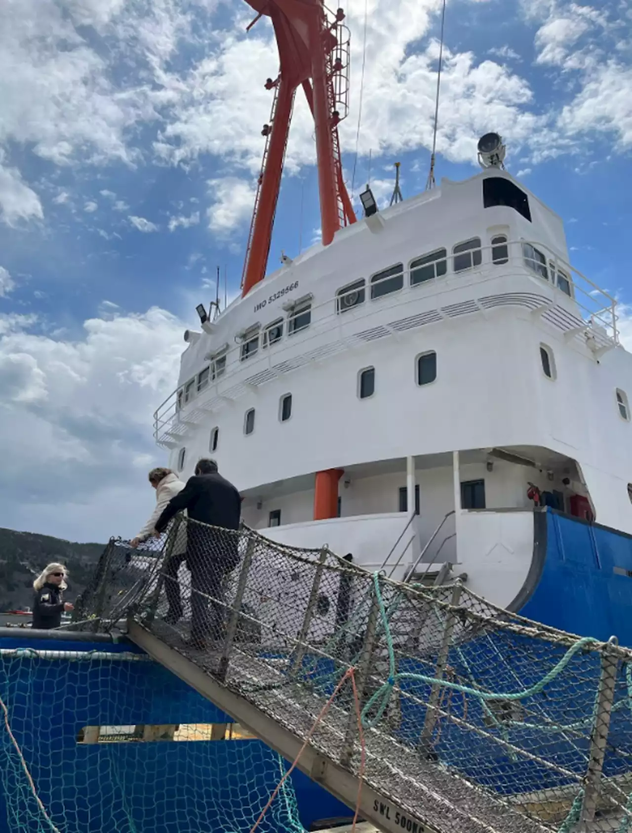 Submarino do Titanic: navio que levou tripulantes ao local da expedição volta à costa canadense