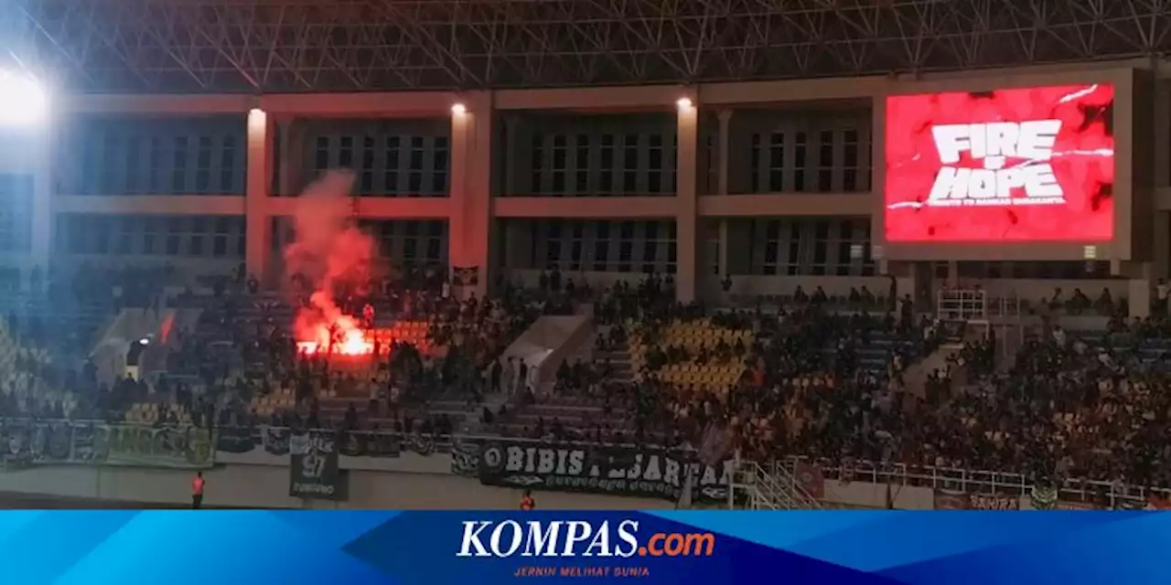 Persis Solo vs Persebaya Surabaya: Suporter Nyalakan Flare di Tribun Stadion Manahan