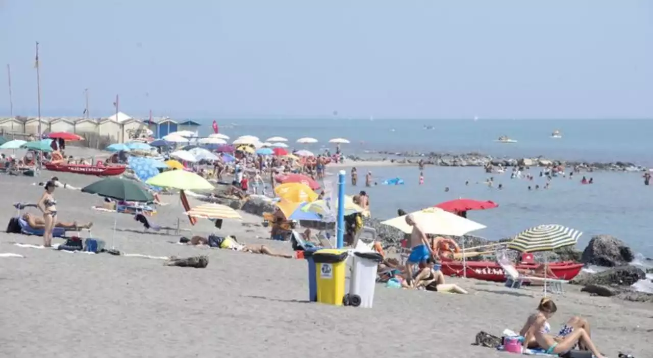 Baby ladro di 13 anni ruba zaini e telefonini in spiaggia, i turisti lo prendono a calci e pugni