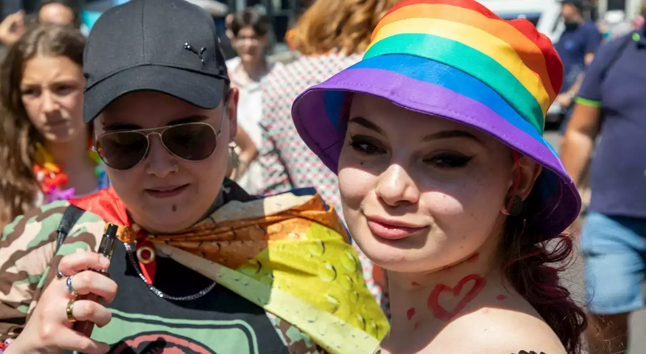 Milano Pride, il corteo guidato dal 'trenino' di figli di coppie omogenitoriali: «Orfani di Stato»