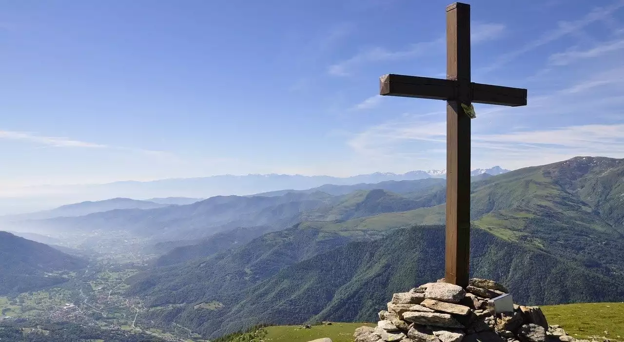 Montagna, il Cai: «Basta nuove croci sulle vette, quelle presenti non saranno toccate»