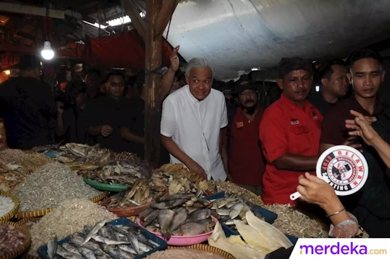 Foto : Momen Ganjar Blusukan ke Pasar Warakas, Diteriaki 'Presiden' & Diberi Kemeja Jokowi | merdeka.com