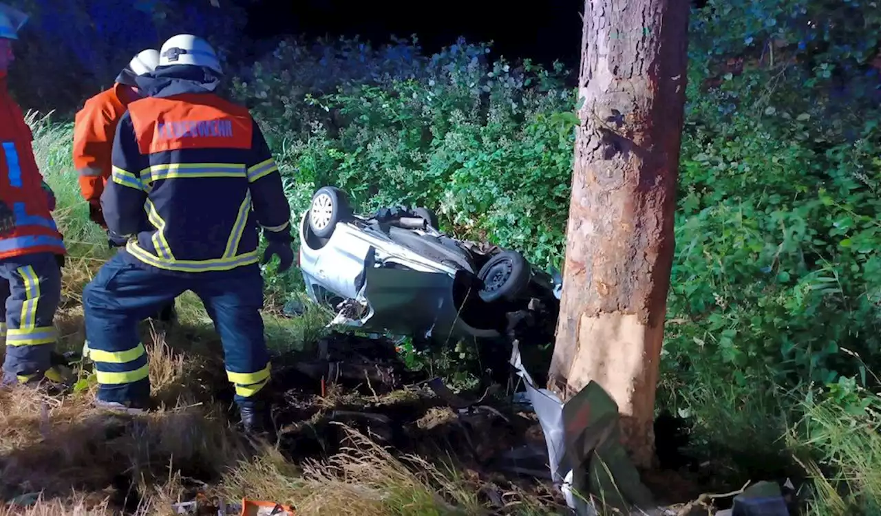 Kontrolle verloren und gegen Baum gekracht – junger Mann bei Unfall schwer verletzt