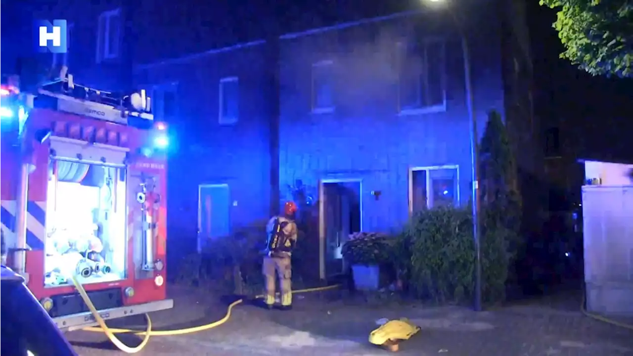 Buren redden vrouw met twee kinderen van dak brandende woning: 'Stond helemaal te trillen'