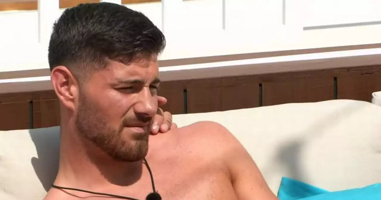 Love Island fans freak out as they spot 'random hand' on Scott's shoulder