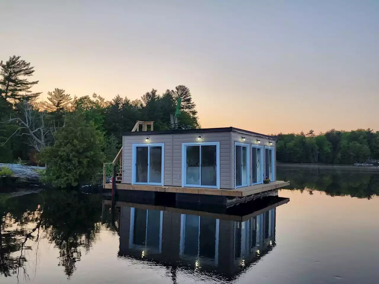 Ontario moves to ban 'ugly' floating homes after controversy in cottage country