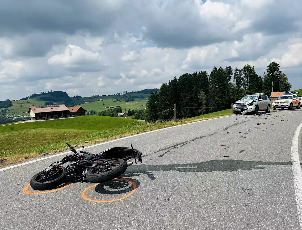 Hundwil AR: Motorradfahrer (17) nach Unfall schwer verletzt