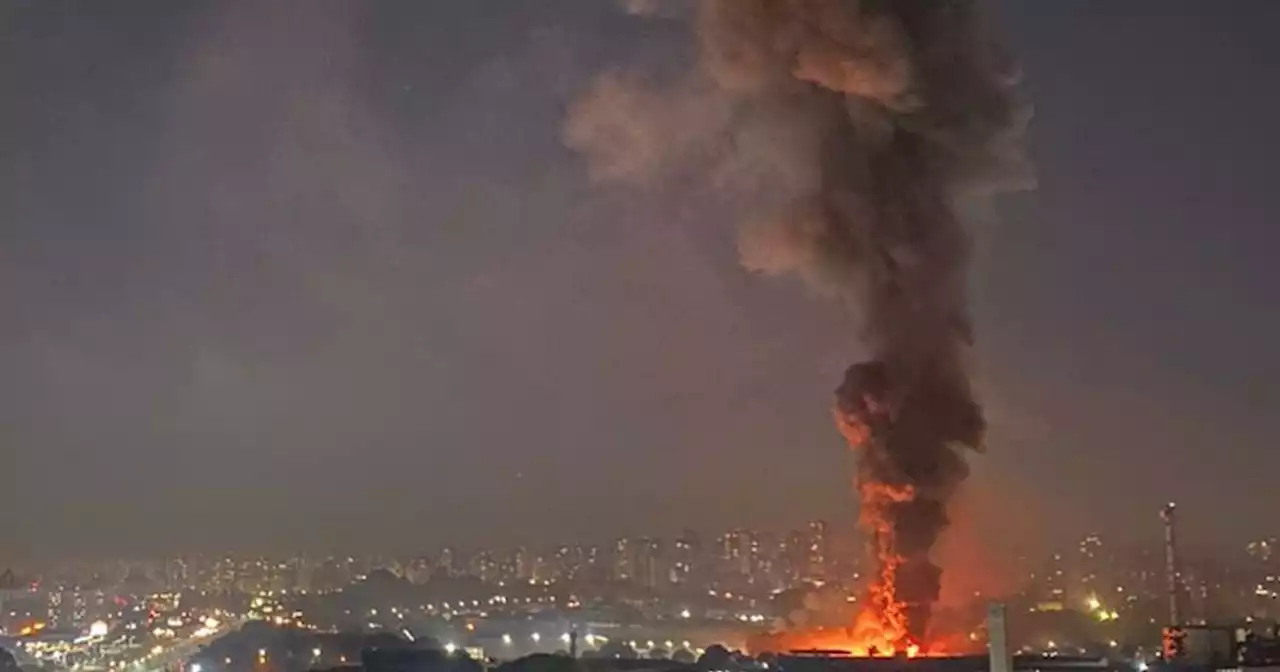 VÍDEO: incêndio atinge galpões em Santo André (SP) • Orbi