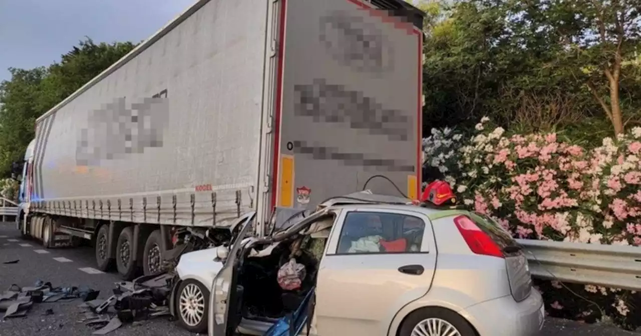 Auto si schianta contro un tir sulla A 14: 2 donne morte e un ferito grave