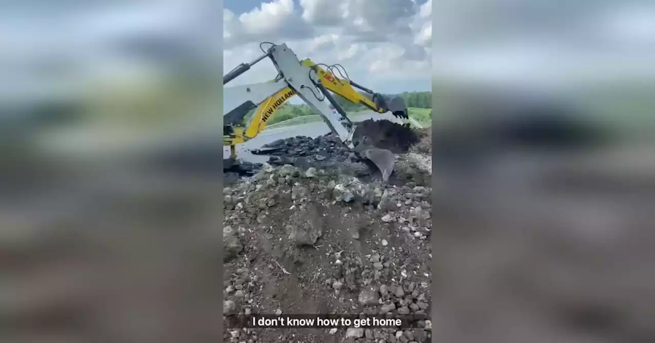 Strade divelte in direzione Mosca per bloccare l'avanzata del gruppo Wagner - Video