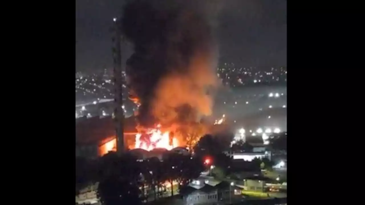 Vídeo: Incêndio atinge três galpões em São Caetano do Sul, no ABC Paulista