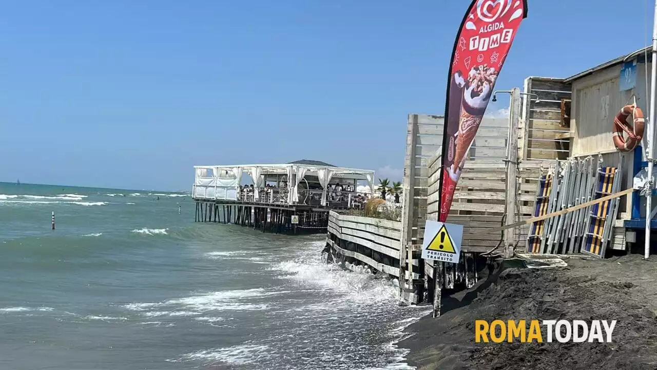 Erosione della spiaggia, ad Ostia interviene la Capitaneria: vietato un tratto di spiaggia