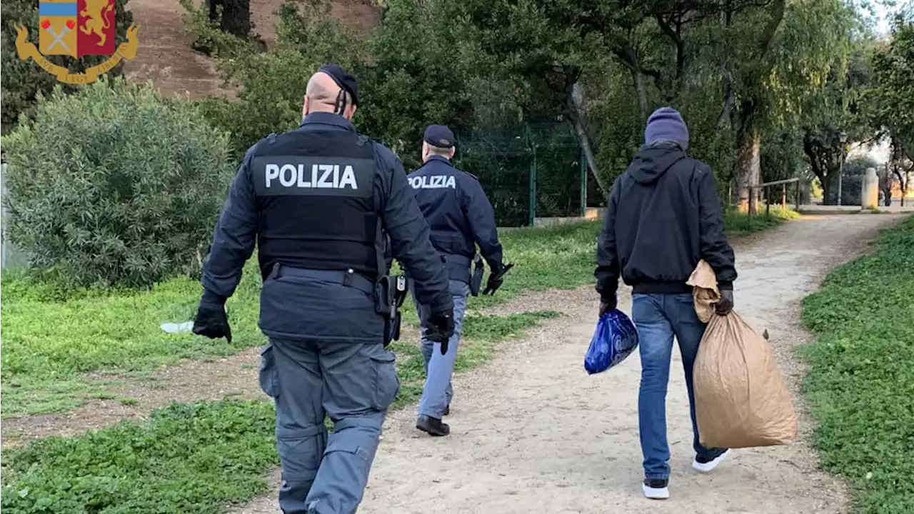 Turista accerchiato dal branco e rapinato a Colle Oppio