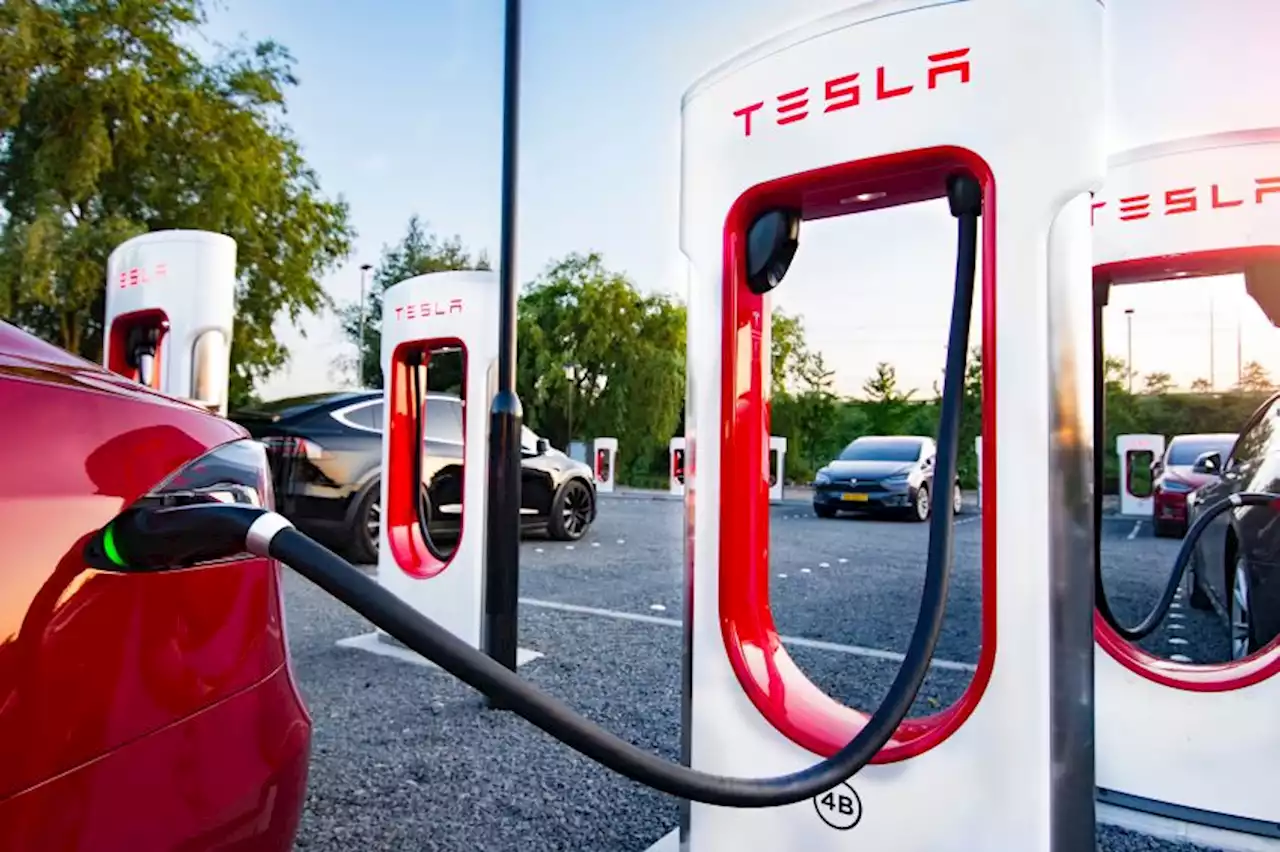 Mirip Smartphone, Mobil Tesla Masa Depan Bisa Dicas Tanpa Kabel