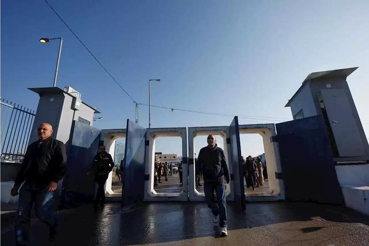 Police shoots gunman dead after he opened fire at Israeli checkpoint, wounding guard