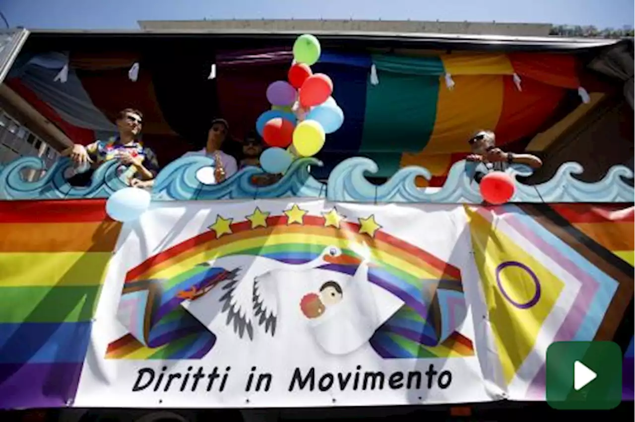 Milano con i colori dell'arcobaleno per il Pride