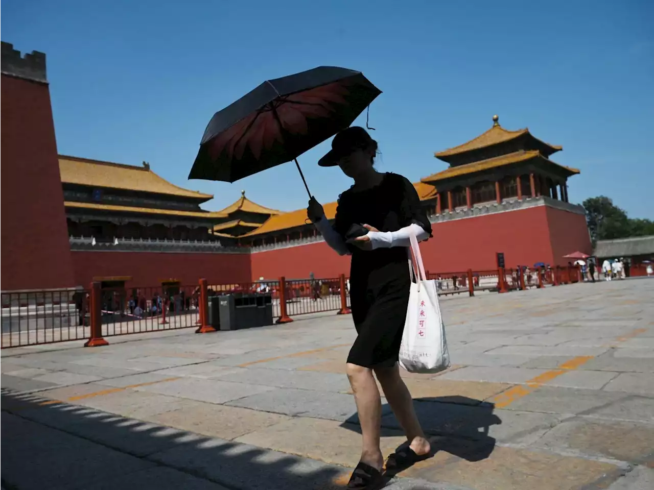 Beijing sizzles under nearly all-time-high temperatures