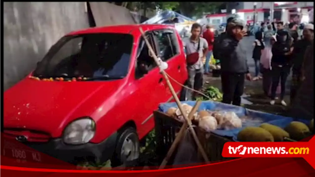 Dikemudikan Oknum Lurah, Sebuah Mobil Seruduk Deretan Lapak Pedagang Pasar di Banyuwangi