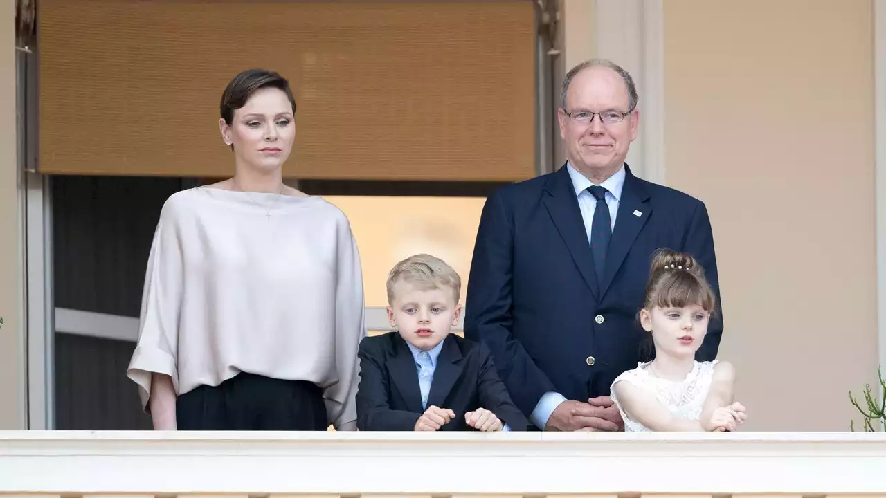 Charlène de Mónaco se viste de Zara (y la princesa Gabriella con perlas) para quemar todo lo malo en la hoguera de San Juan