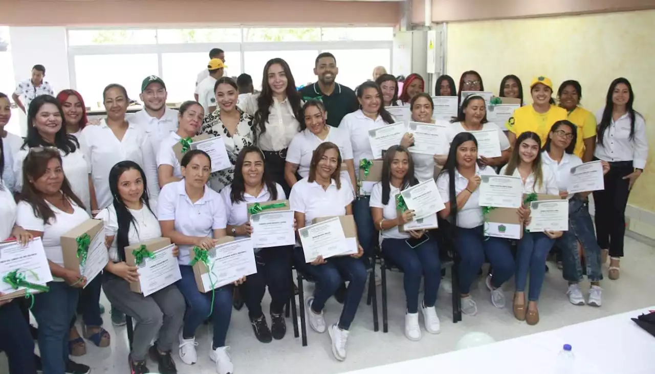 Más de 30 mujeres del Distrito se capacitaron en técnicas de belleza para emprender