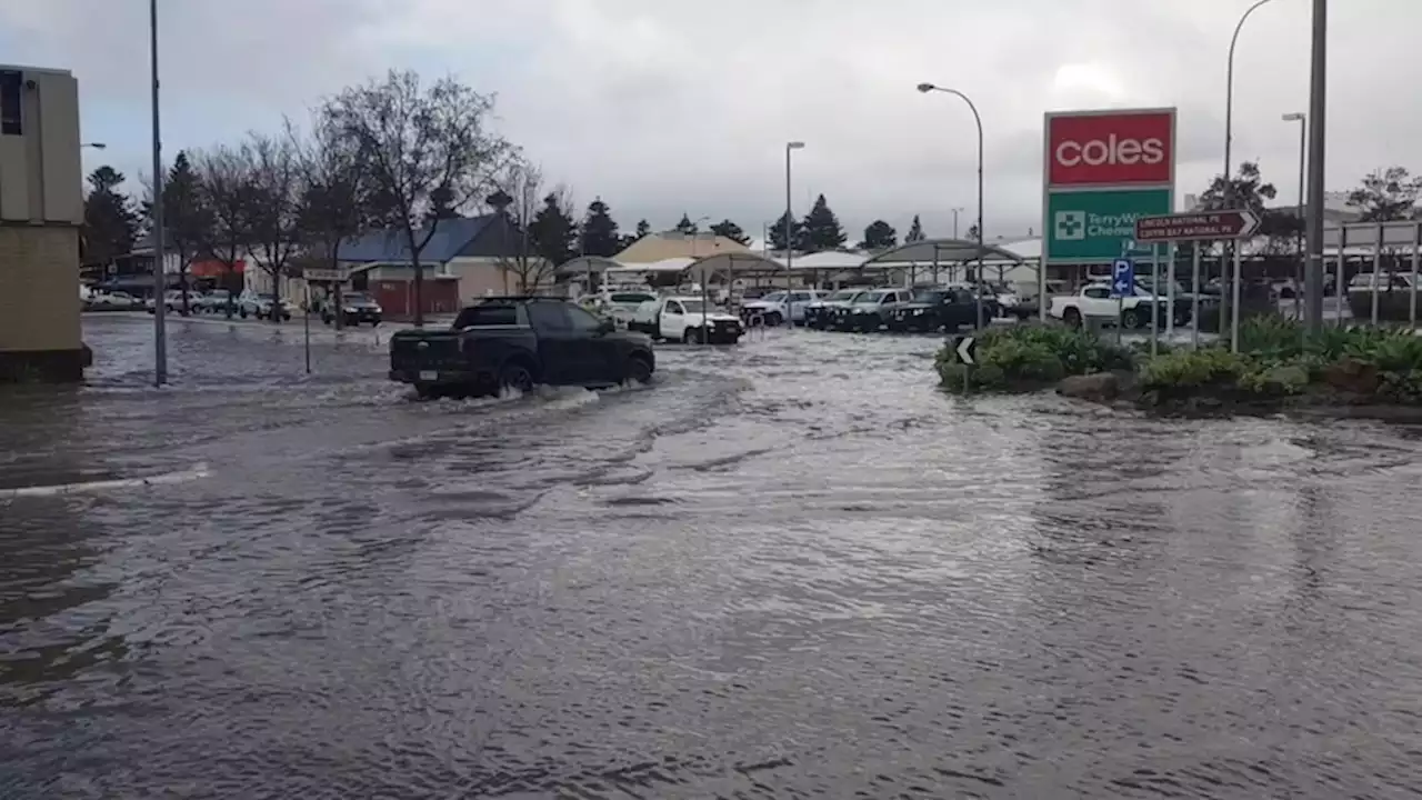 Warnings for two dams at high risk of failure, as severe weather continues across South Australia