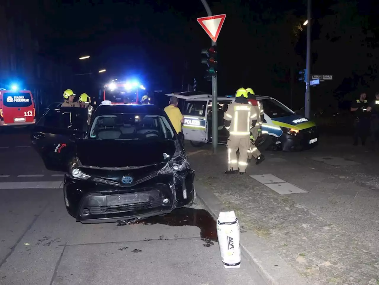 Unfall in Berlin-Tempelhof: Polizeiauto und Fahrdienst krachen zusammen, Verletzte