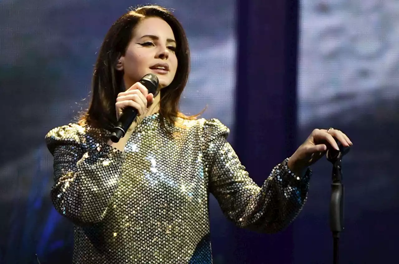 Lana Del Rey Apologies to Glastonbury Fans After Showing Up Late: ‘My Hair Takes So Long’