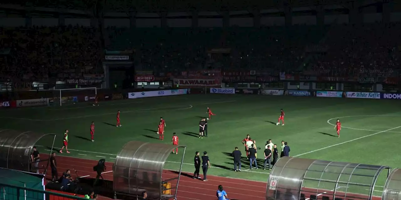 Waduh! Persija dan Ratchaburi Lagi Enak-enaknya Main, Lampu Stadion Patriot Malah Padam - Bola.net