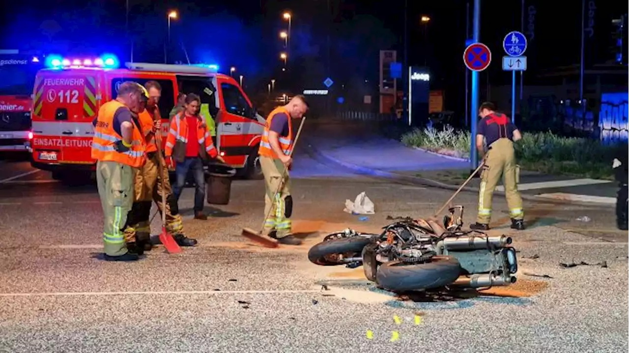 Vorfahrtsberechtigter Motorradfahrer kollidiert mit Auto und stirbt