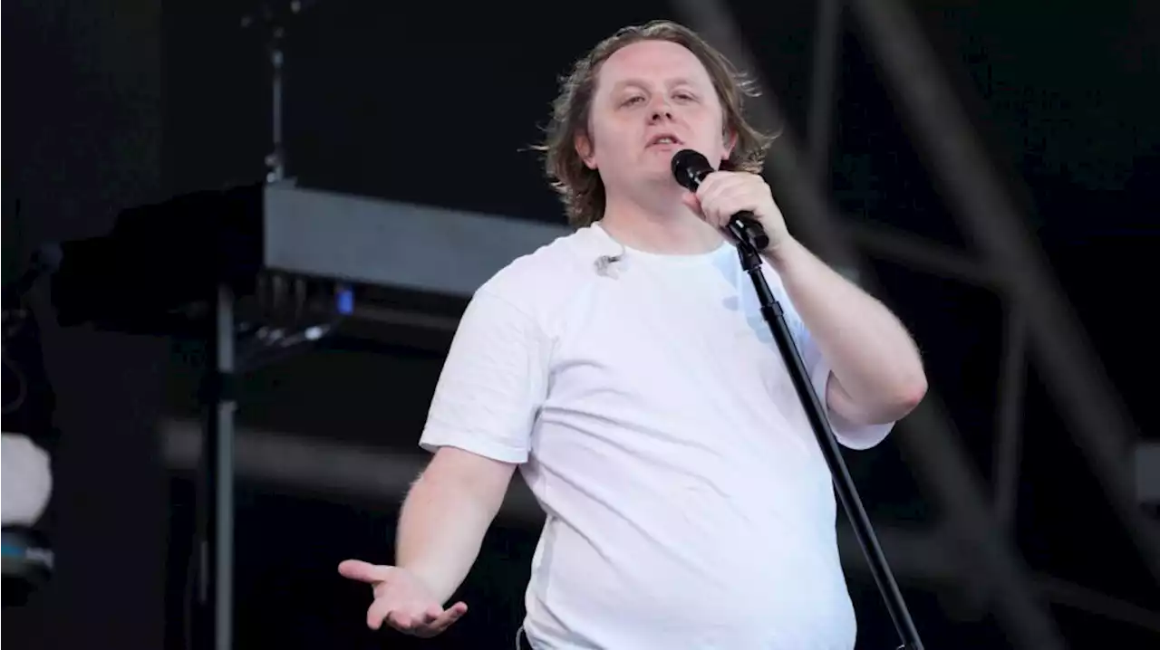 Lewis Capaldi mit Stimmproblemen in Glastonbury – Publikum singt für ihn