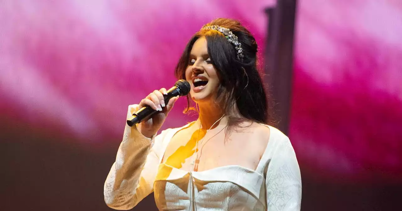 Lana Del Rey fans furious as Glastonbury set cut after singer appeared late