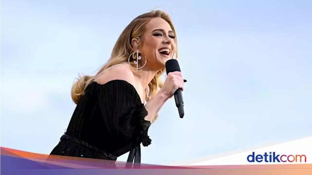 Adele Curhat Selangkangan Gatal karena Pakai Baju Ketat saat Konser