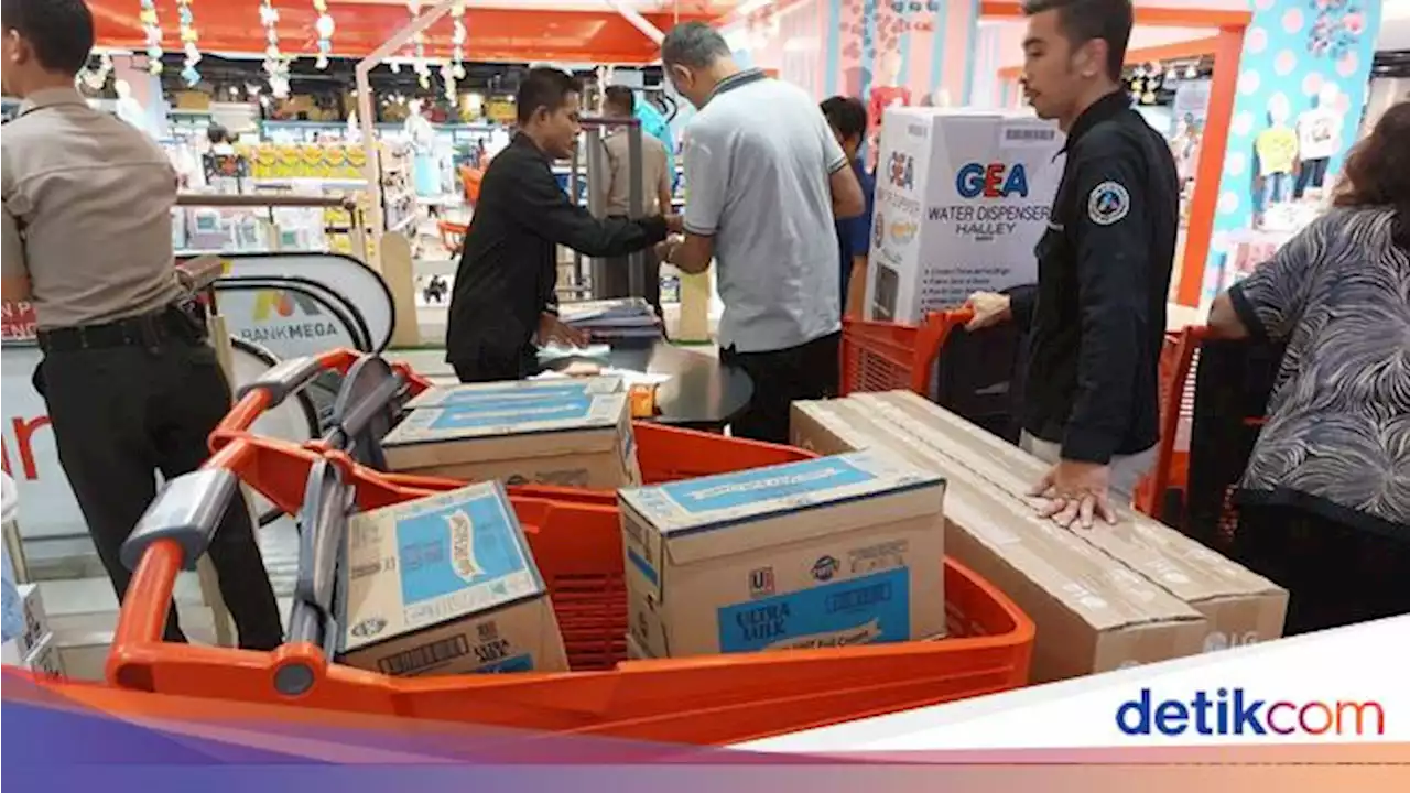 Detik-detik Penutupan Transmart Full Day Sale, Ada yang Borong TV hingga Dispenser