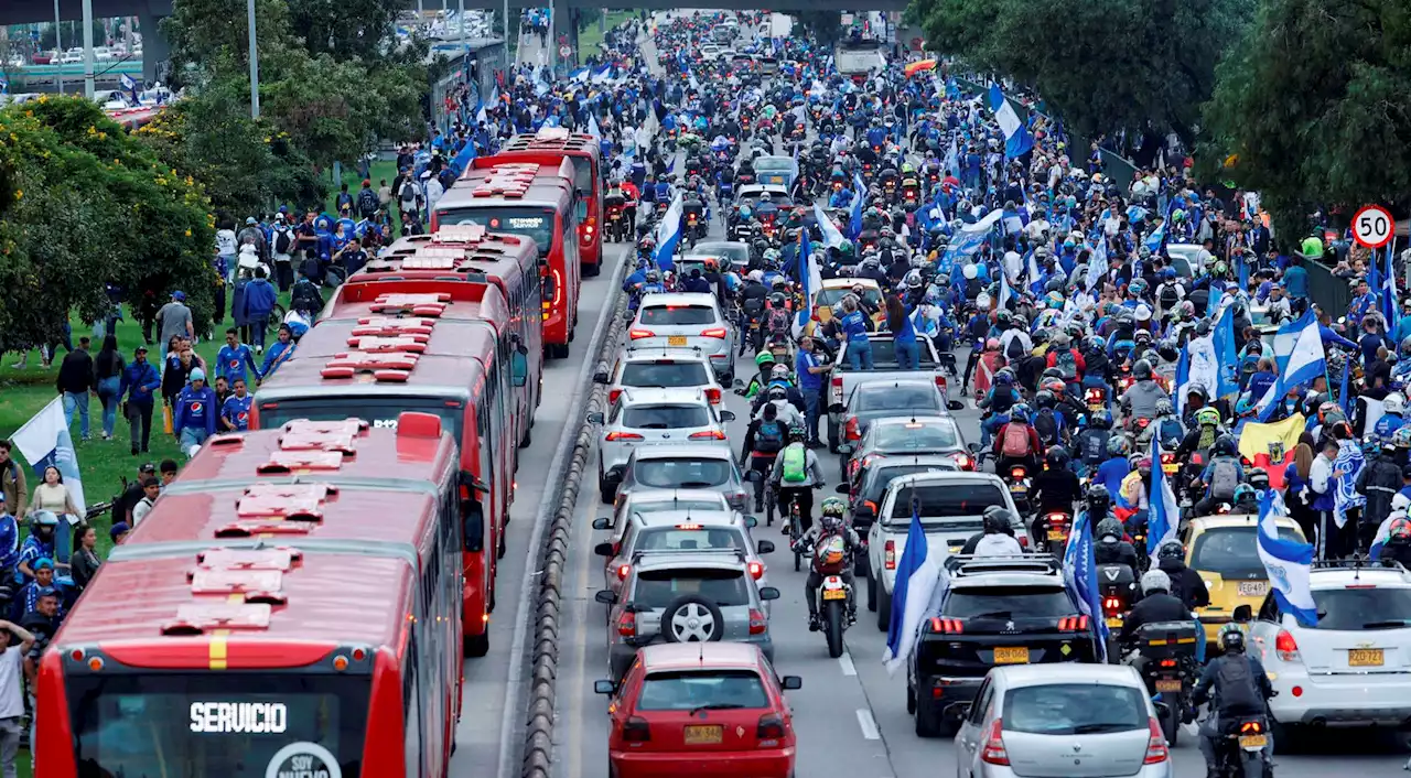 En video: a piedra y machete se enfrentan hinchas de Millonarios y Nacional