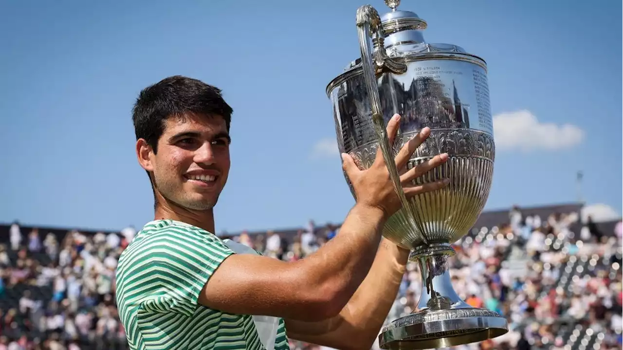 Tennis : Carlos Alcaraz remporte son premier tournoi sur gazon au Queen's et chipe la place de numéro 1 mondial à Novak Djokovic