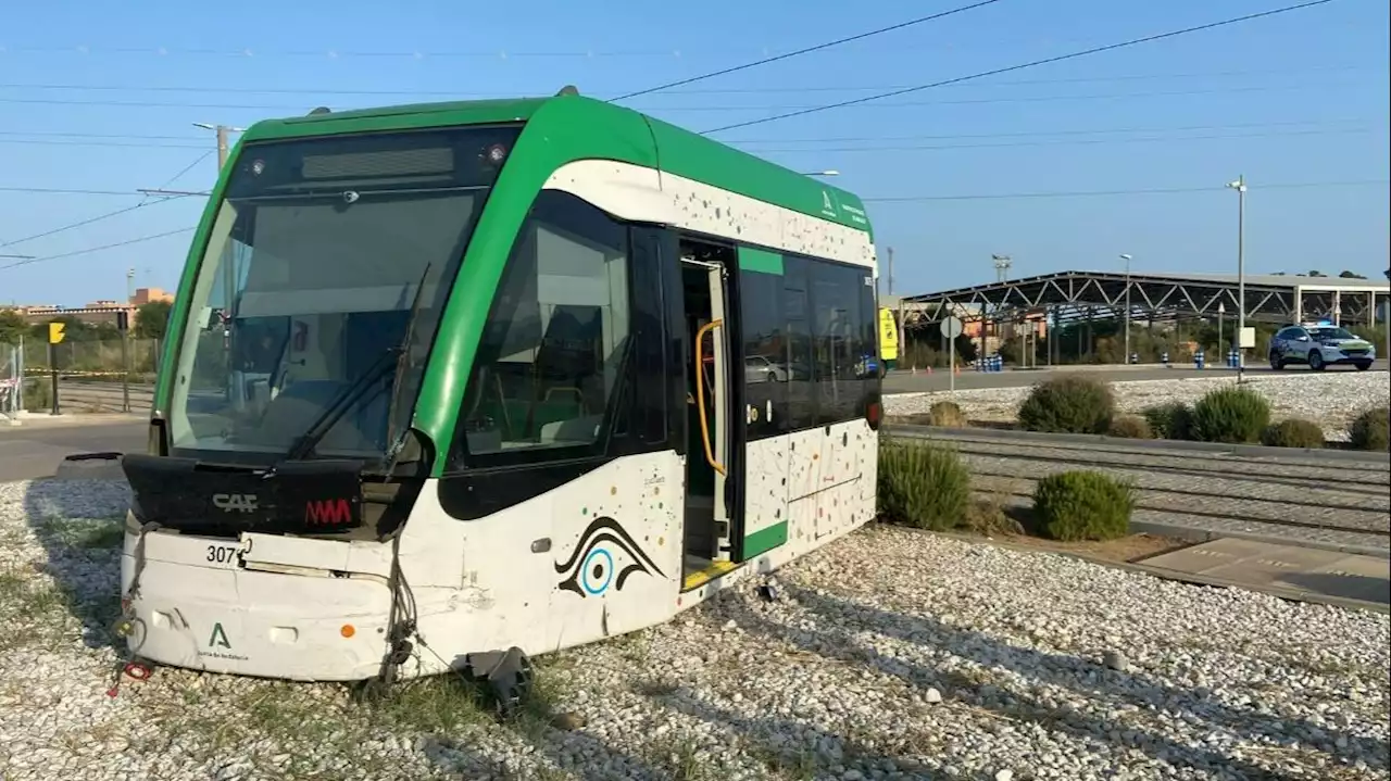 Un coche colisiona contra el metro de Málaga y hace descarrilar al vagón: hay varios heridos en el accidente