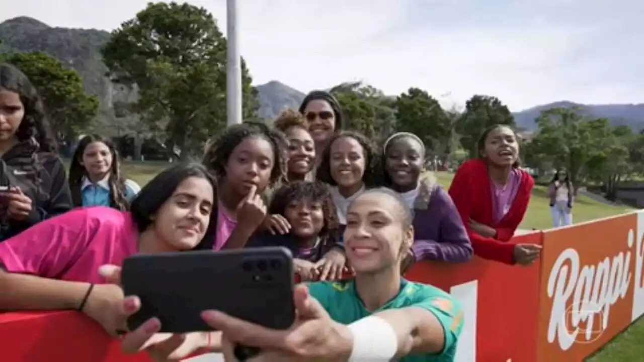 Seleção Brasileira de futebol feminino recebe jogadoras de projeto social do Rio em treino