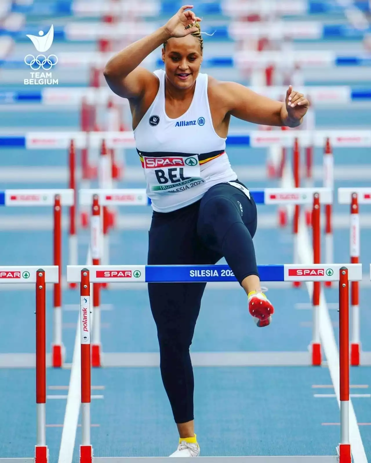 Atleta belga de arremesso de peso disputa corrida com barreiras para ajudar equipe