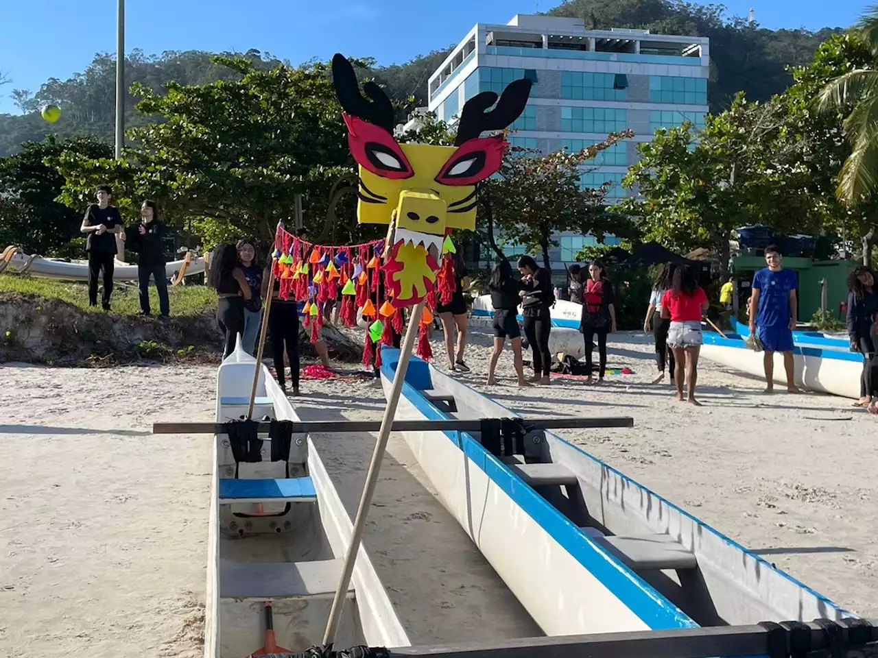 Barco do Dragão: escola Brasil-China reproduz festival chinês na Praia de Charitas