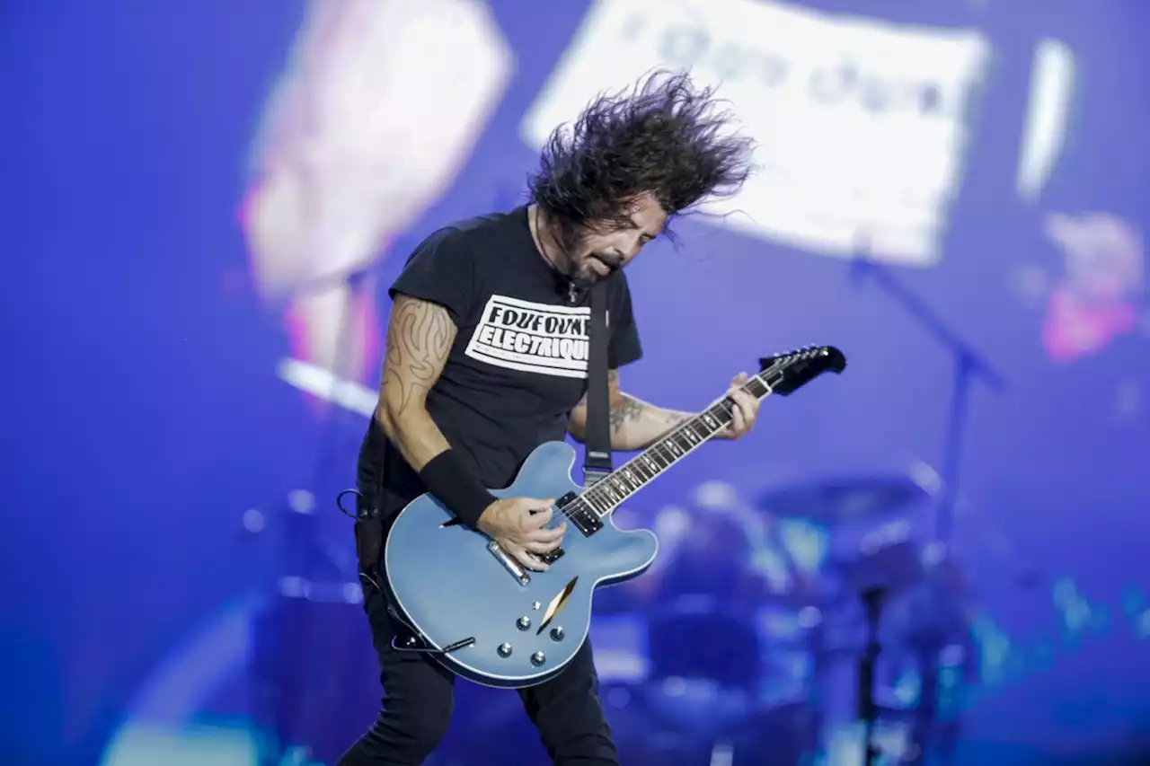 Foo Fighters 'engana' fãs, usa nome falso e faz show surpresa na Inglaterra