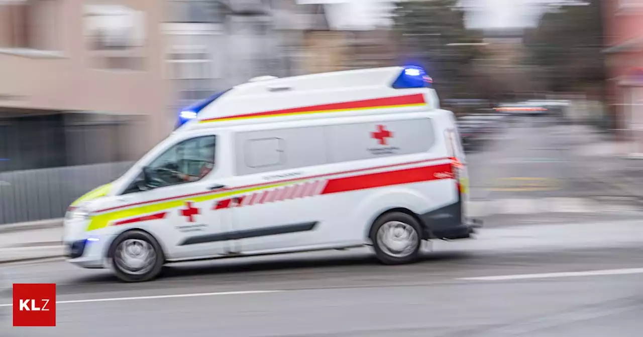 St. Blasen - Auto streifte Motorradfahrer: Polizei sucht Zeugen