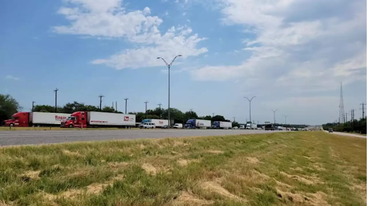 TRAFFIC ALERT: Main lanes on IH-35 shutdown for cleanup after 18-wheeler catches fire