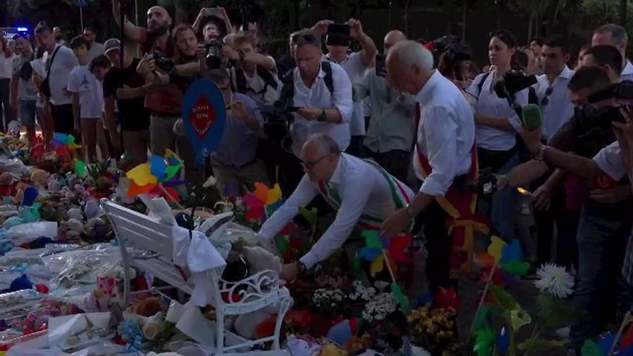 Il sindaco di Roma depone una corona di fiori sul luogo dell'incidente in cui ha perso la vita Manuel