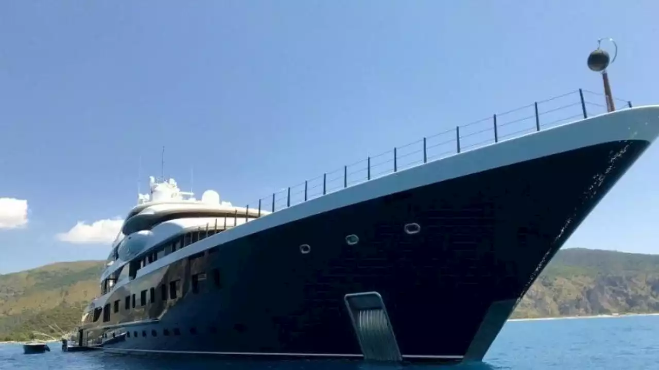 Il super yacht del miliardario Arnault “respinto” a Napoli: troppo lungo